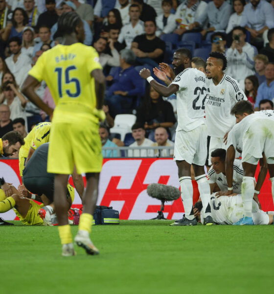 El defensa del Real Madrid Dani Carvajal se lesiona durante el partido de la jornada 9 de Liga que disputan Real Madrid y Villarreal CF este sábado en el estadio Santiago Bernabéu. EFE/Zipi Aragón