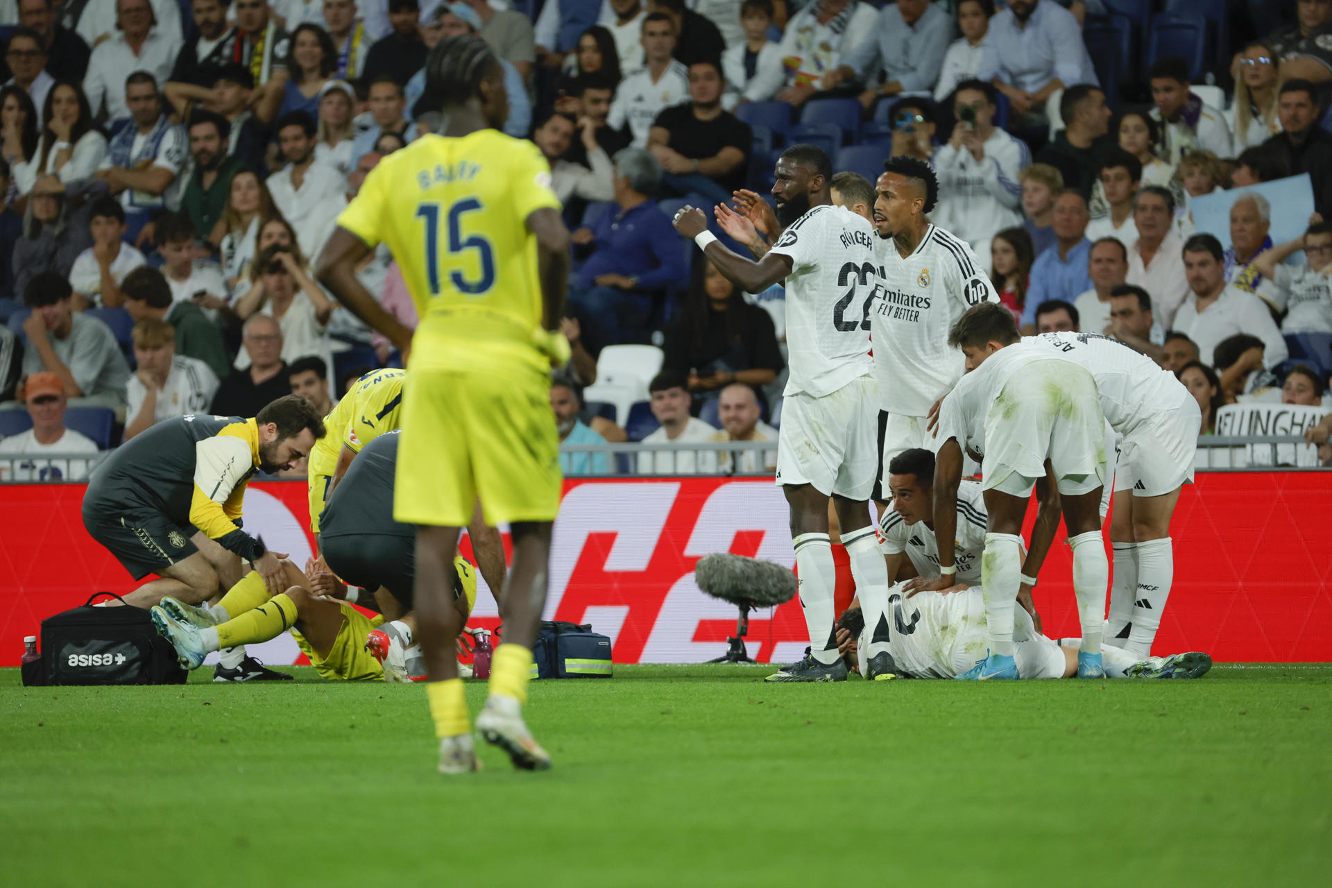 El defensa del Real Madrid Dani Carvajal se lesiona durante el partido de la jornada 9 de Liga que disputan Real Madrid y Villarreal CF este sábado en el estadio Santiago Bernabéu. EFE/Zipi Aragón