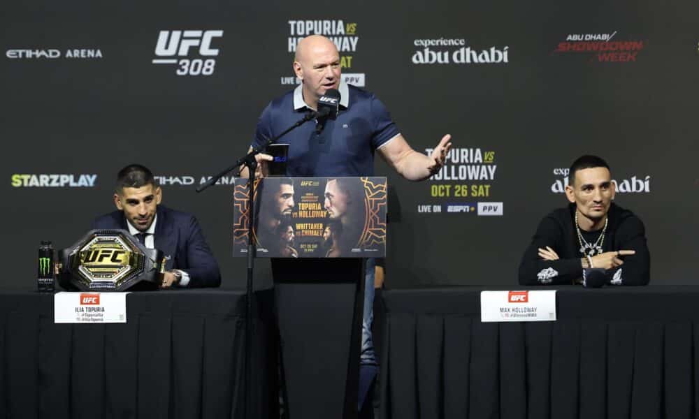 El presidente de la UFC, Dana White, entre Ilia Topuria (iz) y Max Hollowaydurante la rueda de prensa de este jueves. EFE/EPA/ALI HAIDER