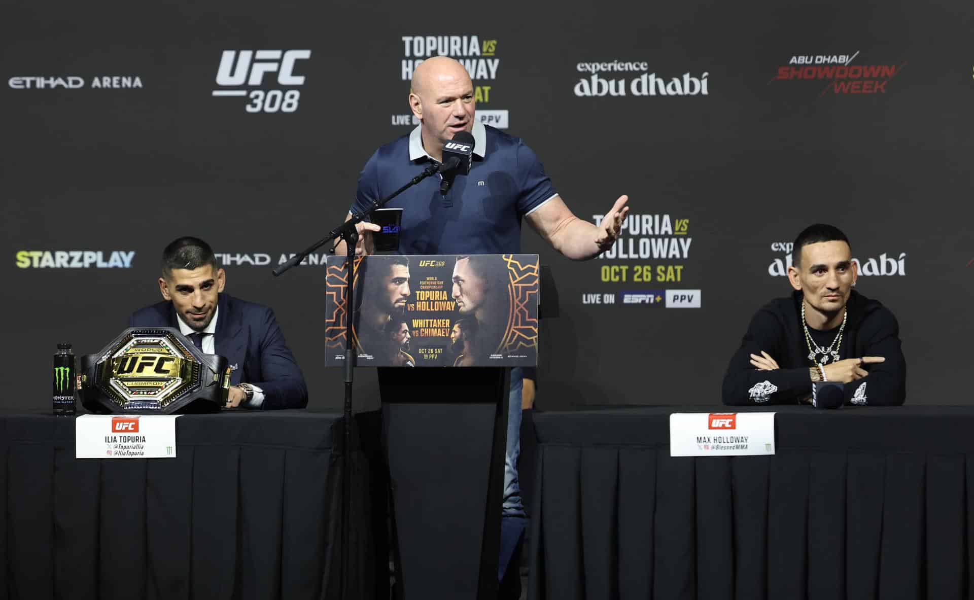 El presidente de la UFC, Dana White, entre Ilia Topuria (iz) y Max Hollowaydurante la rueda de prensa de este jueves. EFE/EPA/ALI HAIDER