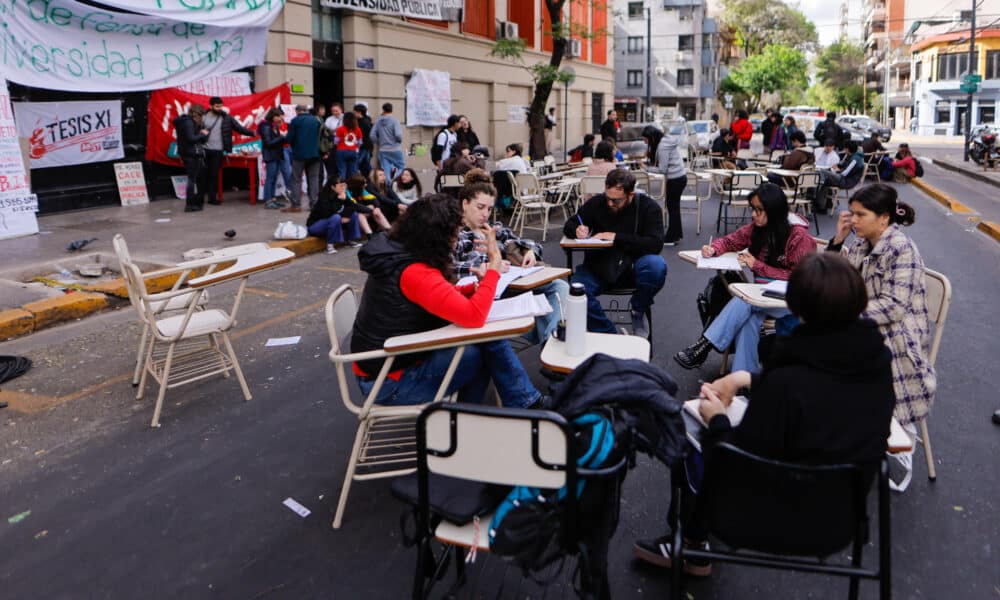 Estudiantes toman clase en una calle frente a la Universidad de Buenas Aires durante una protesta, este miércoles, en la ciudad de Buenos Aires (Argentina). EFE/ Juan Ignacio Roncoroni