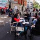 Estudiantes toman clase en una calle frente a la Universidad de Buenas Aires durante una protesta, este miércoles, en la ciudad de Buenos Aires (Argentina). EFE/ Juan Ignacio Roncoroni