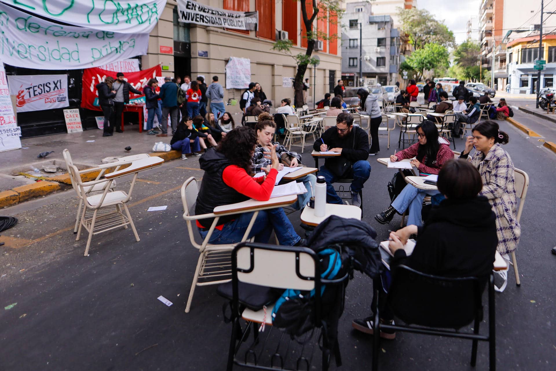 Estudiantes toman clase en una calle frente a la Universidad de Buenas Aires durante una protesta, este miércoles, en la ciudad de Buenos Aires (Argentina). EFE/ Juan Ignacio Roncoroni