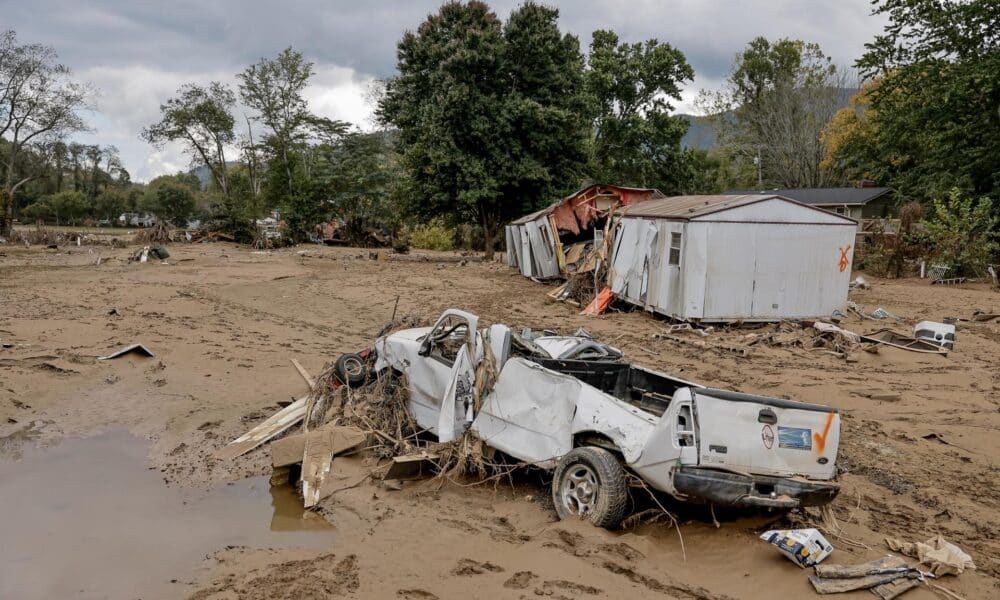 Restos de una casa móvil y un vehículo a lo largo del río Swannanoa después de la catastrófica inundación causada por Helene en Swannanoa, Carolina del Norte, EE. UU., el 3 de octubre de 2024. EFE/EPA/Erik S. Lesser