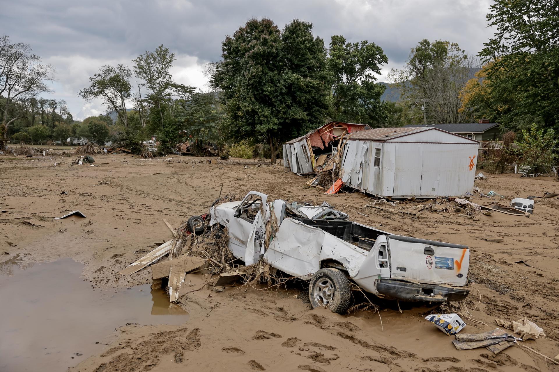 Restos de una casa móvil y un vehículo a lo largo del río Swannanoa después de la catastrófica inundación causada por Helene en Swannanoa, Carolina del Norte, EE. UU., el 3 de octubre de 2024. EFE/EPA/Erik S. Lesser