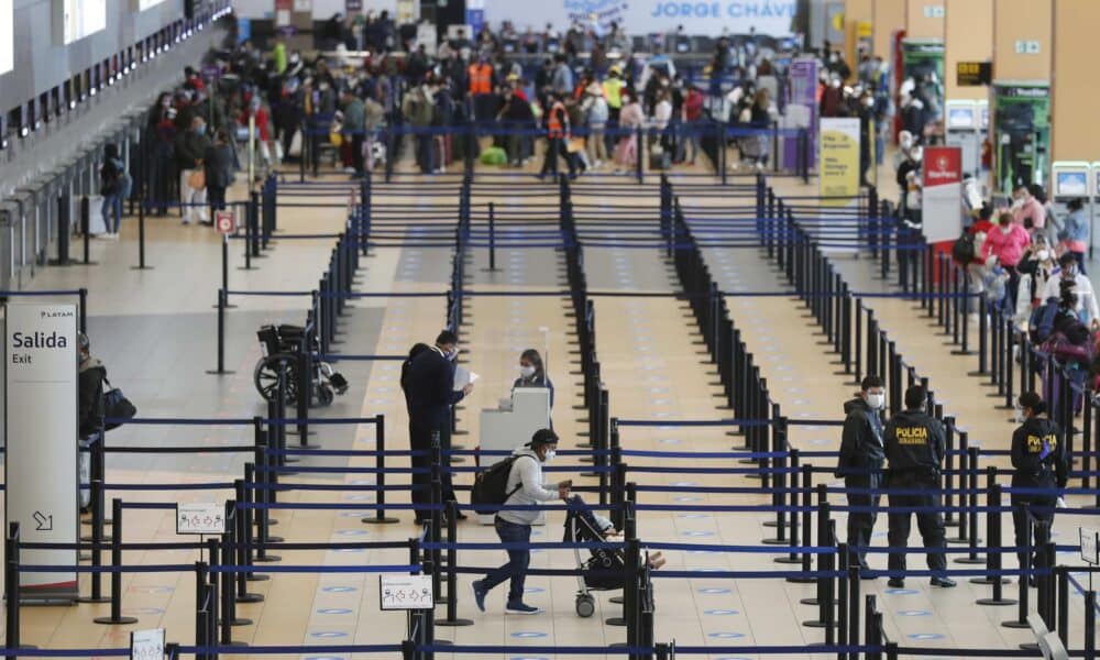 Fotografía de archivo que muestra el interior del aeropuerto Internacional Jorge Chávez de Lima (Perú). EFE/ Paolo Aguilar