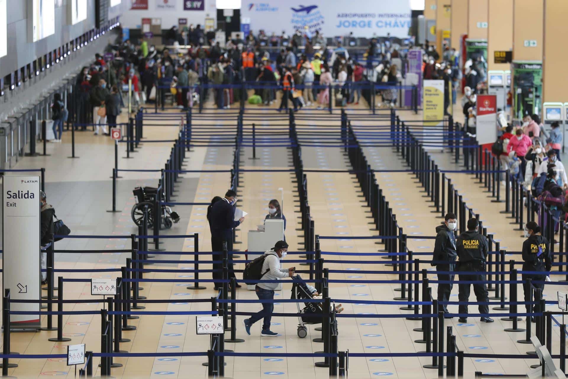 Fotografía de archivo que muestra el interior del aeropuerto Internacional Jorge Chávez de Lima (Perú). EFE/ Paolo Aguilar