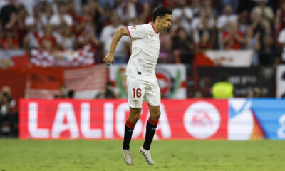 Los jugadores del Sevilla Dodi Lukebakio (I) celebra su gol de penalti con Jesus Navas (C) y Loic Bade (d) durante el partido de la novena jornada de LaLiga que Sevilla FC y Real Betis disputan este domingo en el estadio Ramón Sánchez-Pizjuán, en Sevilla. EFE/Julio Muñoz EFE/ Julio Munoz