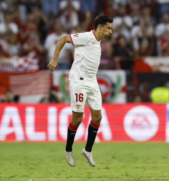 El delantero del Sevilla Jesús Navas durante el partido de la novena jornada de LaLiga que Sevilla FC y Real Betis disputaron en el estadio Ramón Sánchez-Pizjuán, en Sevilla. EFE/Julio Muñoz