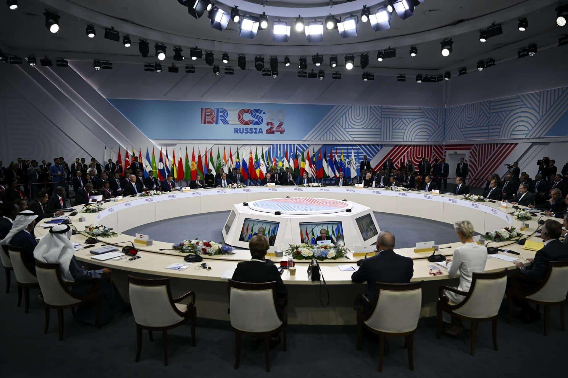 El presidente de Rusia, Vladimir Putin, pronuncia un discurso durante la reunión de formato ampliado de la cumbre BRICS en Kazán, Rusia, el 23 de octubre de 2024. La cumbre BRICS tendrá lugar del 22 al 24 de octubre. (Rusia) EFE/EPA/ALEXANDER NEMENOV / PISCINA