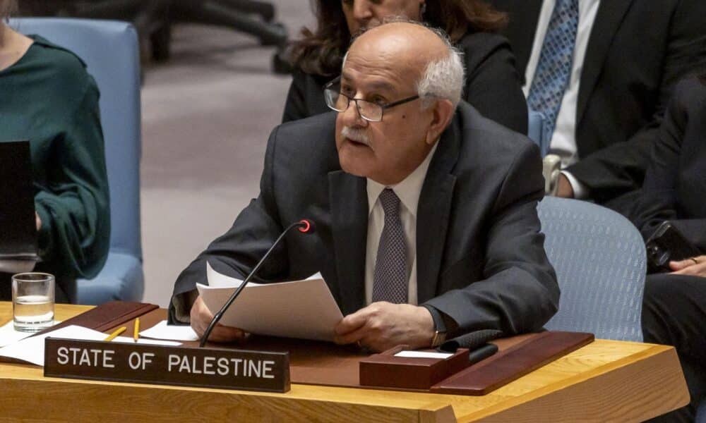 Fotografía de archivo del embajador palestino en la ONU, Riyad Mansour, durante una reunión del Consejo de Seguridad en la Sede de las Naciones Unidas en Nueva York, Nueva York, EE.UU., el 4 de septiembre de 2024. EFE/EPA/Sarah Yenesel