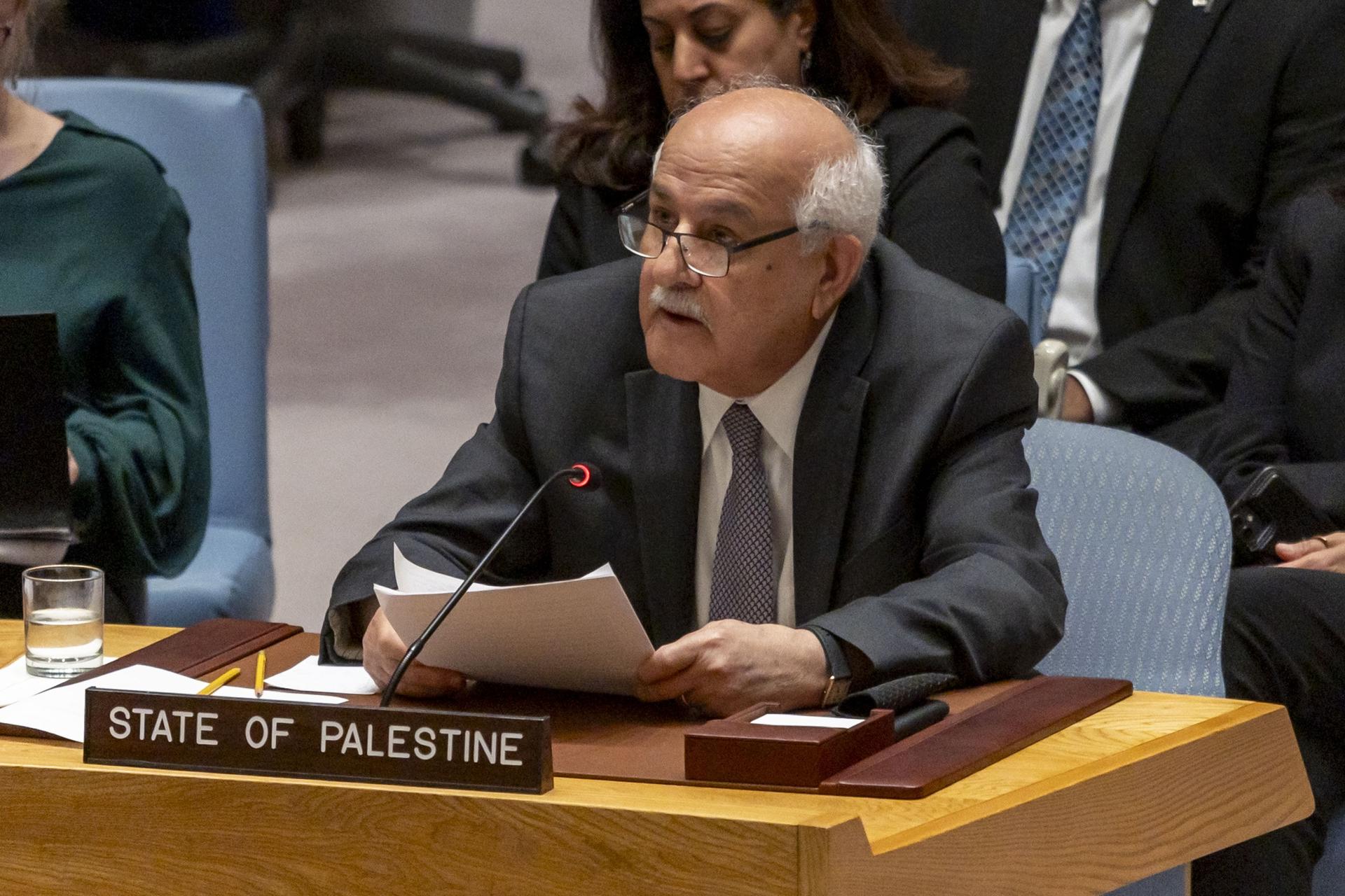 Fotografía de archivo del embajador palestino en la ONU, Riyad Mansour, durante una reunión del Consejo de Seguridad en la Sede de las Naciones Unidas en Nueva York, Nueva York, EE.UU., el 4 de septiembre de 2024. EFE/EPA/Sarah Yenesel