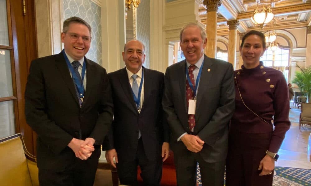 Fotografía cedida por Ficohsa de Camilo Atala, CEO de Grupo Ficohsa, acompañado de otros asistentes en la 3ª Reunión Anual en la sede del Banco Interamericano de Desarrollo (BID) en Washington D.C. (EE. UU). EFE/ Ficohsa