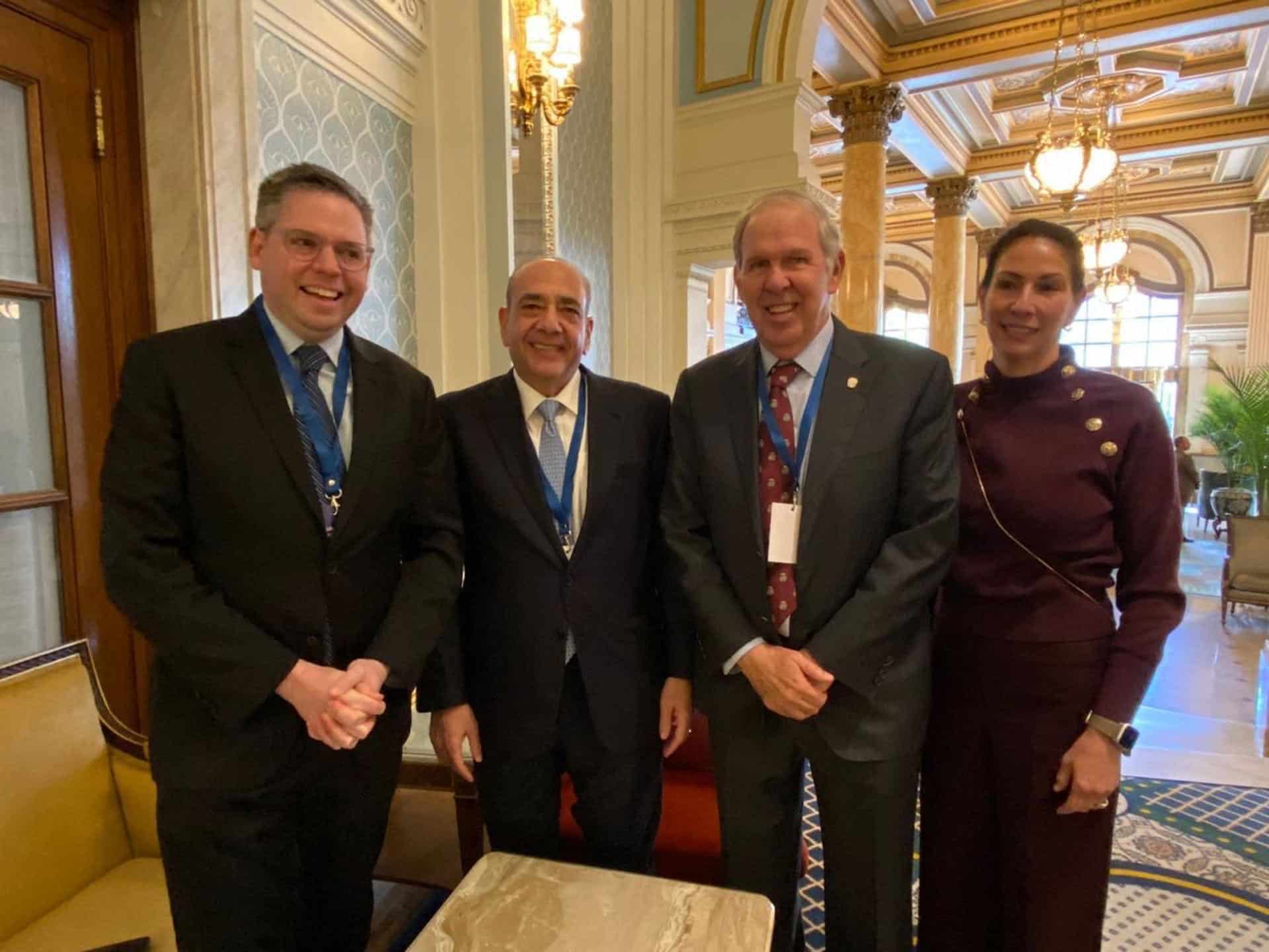 Fotografía cedida por Ficohsa de Camilo Atala, CEO de Grupo Ficohsa, acompañado de otros asistentes en la 3ª Reunión Anual en la sede del Banco Interamericano de Desarrollo (BID) en Washington D.C. (EE. UU). EFE/ Ficohsa