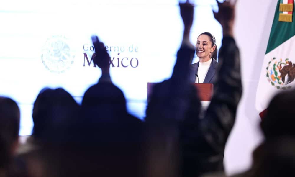 La presidenta de México, Claudia Sheinbaum, habla este miércoles, durante su primer conferencia de prensa, ofrecida en Palacio Nacional de la Ciudad de México (México). EFE/ Sáshenka Gutiérrez