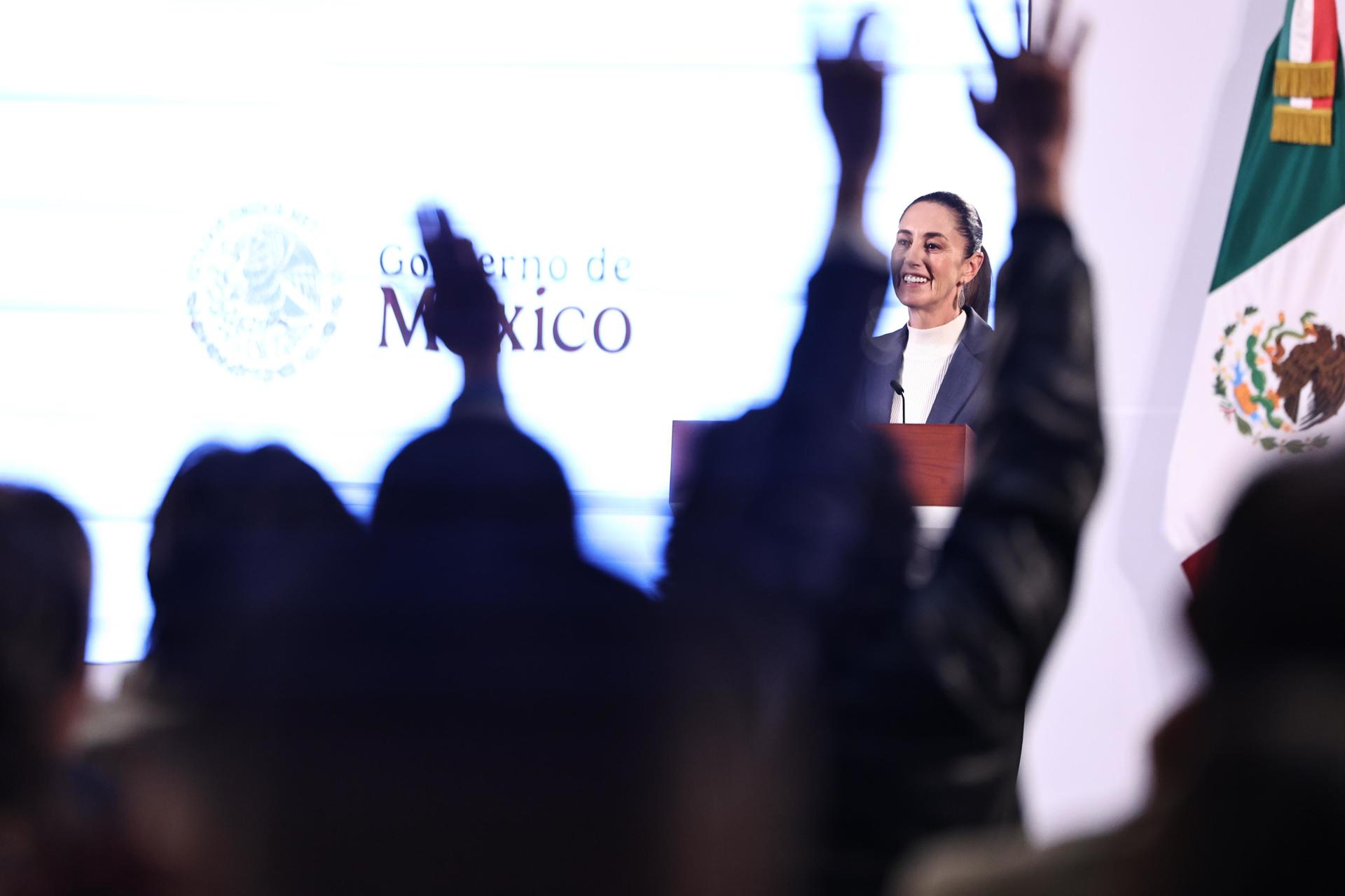 La presidenta de México, Claudia Sheinbaum, habla este miércoles, durante su primer conferencia de prensa, ofrecida en Palacio Nacional de la Ciudad de México (México). EFE/ Sáshenka Gutiérrez