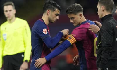 El centrocampista del Barcelona Pedri (i) pone el brazalete de capitán a Gavi al incorporarse al terreno de juego, durante el partido de LaLiga que FC Barcelona y Sevilla FC disputan este domingo en el estadio Lluis Companys. EFE/Alejandro García