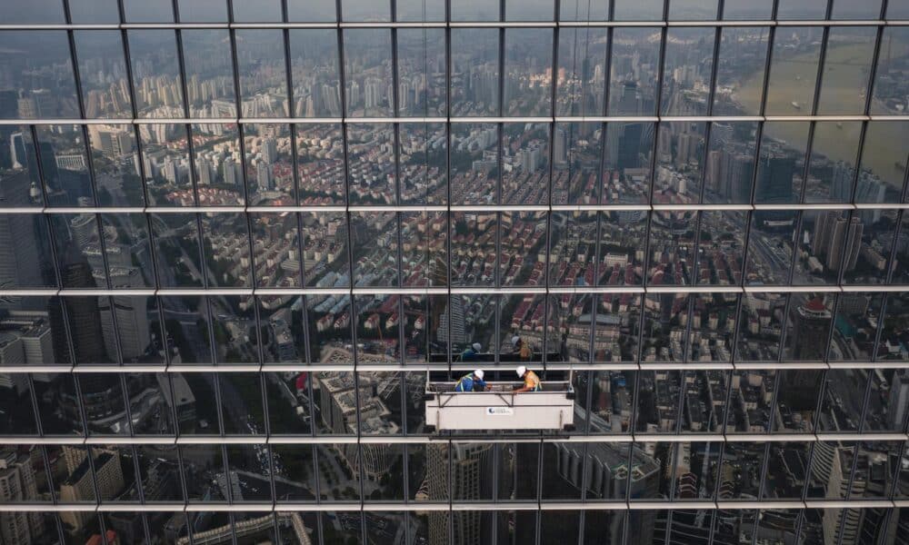 Fotografía de archivo aérea realizada con un dron que muestra a trabajadores en un rascacielos en el distrito financiero de Lujiazui en Shanghai, China. EFE/ALEX PLAVEVSKI
//////////
Shanghái (China).- Una fotografía aérea tomada con un dron muestra a trabajadores limpiando ventanas de un rascacielos en el distrito financiero de Lujiazui en Shanghai, China, el 7 de septiembre de 2021. Las acciones chinas subieron porque las exportaciones de China superaron las expectativas. Las exportaciones de China aumentaron un 25,6 por ciento interanual en agosto de 2021, informó hoy la Oficina Nacional de Estadísticas. Debido a la creciente demanda externa y a los altos precios de los productos básicos, este es el decimocuarto mes consecutivo de crecimiento en los envíos de exportación. EFE/EPA/ALEX PLAVEVSKI
CHINA ECONOMÍA BOLSA EXPORTACIÓN: Shanghai (China).- Una foto aérea realizada con un dron muestra a trabajadores limpiando ventanas en un rascacielos en el distrito financiero de Lujiazui en Shanghai, China, hoy 7 de septiembre de 2021. Las acciones chinas subieron mientras las exportaciones de China superaron las expectativas. Las exportaciones de China aumentaron un 25,6 por ciento interanual en agosto de 2021, informó hoy la Oficina Nacional de Estadísticas. Debido al aumento de la demanda externa y los altos precios de las materias primas, este es el decimocuarto mes consecutivo de crecimiento en los envíos de exportación. EFE/ALEX PLAVEVSKI