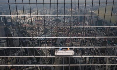 Fotografía de archivo aérea realizada con un dron que muestra a trabajadores en un rascacielos en el distrito financiero de Lujiazui en Shanghai, China. EFE/ALEX PLAVEVSKI
//////////
Shanghái (China).- Una fotografía aérea tomada con un dron muestra a trabajadores limpiando ventanas de un rascacielos en el distrito financiero de Lujiazui en Shanghai, China, el 7 de septiembre de 2021. Las acciones chinas subieron porque las exportaciones de China superaron las expectativas. Las exportaciones de China aumentaron un 25,6 por ciento interanual en agosto de 2021, informó hoy la Oficina Nacional de Estadísticas. Debido a la creciente demanda externa y a los altos precios de los productos básicos, este es el decimocuarto mes consecutivo de crecimiento en los envíos de exportación. EFE/EPA/ALEX PLAVEVSKI
CHINA ECONOMÍA BOLSA EXPORTACIÓN: Shanghai (China).- Una foto aérea realizada con un dron muestra a trabajadores limpiando ventanas en un rascacielos en el distrito financiero de Lujiazui en Shanghai, China, hoy 7 de septiembre de 2021. Las acciones chinas subieron mientras las exportaciones de China superaron las expectativas. Las exportaciones de China aumentaron un 25,6 por ciento interanual en agosto de 2021, informó hoy la Oficina Nacional de Estadísticas. Debido al aumento de la demanda externa y los altos precios de las materias primas, este es el decimocuarto mes consecutivo de crecimiento en los envíos de exportación. EFE/ALEX PLAVEVSKI