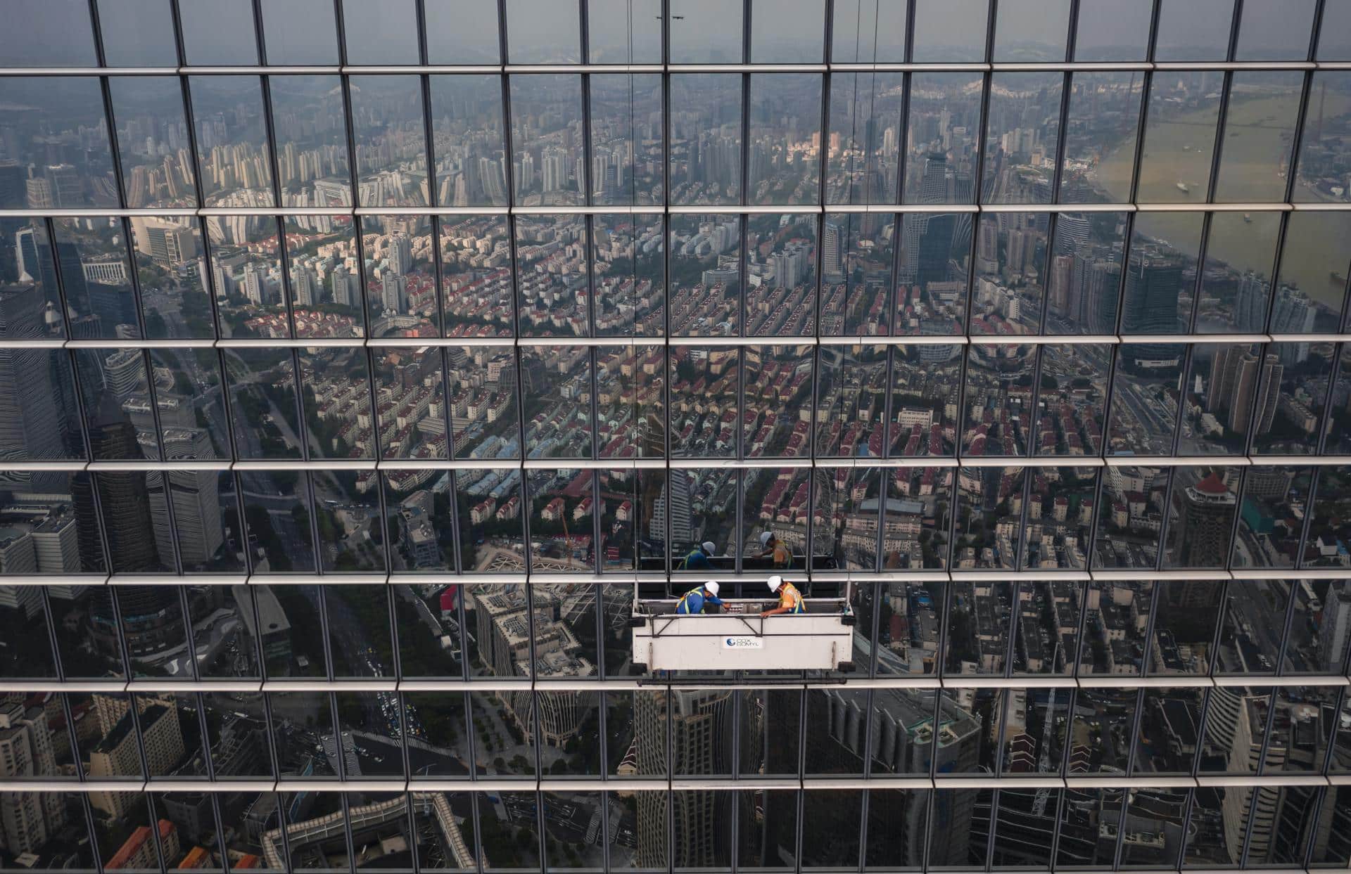 Fotografía de archivo aérea realizada con un dron que muestra a trabajadores en un rascacielos en el distrito financiero de Lujiazui en Shanghai, China. EFE/ALEX PLAVEVSKI
//////////
Shanghái (China).- Una fotografía aérea tomada con un dron muestra a trabajadores limpiando ventanas de un rascacielos en el distrito financiero de Lujiazui en Shanghai, China, el 7 de septiembre de 2021. Las acciones chinas subieron porque las exportaciones de China superaron las expectativas. Las exportaciones de China aumentaron un 25,6 por ciento interanual en agosto de 2021, informó hoy la Oficina Nacional de Estadísticas. Debido a la creciente demanda externa y a los altos precios de los productos básicos, este es el decimocuarto mes consecutivo de crecimiento en los envíos de exportación. EFE/EPA/ALEX PLAVEVSKI
CHINA ECONOMÍA BOLSA EXPORTACIÓN: Shanghai (China).- Una foto aérea realizada con un dron muestra a trabajadores limpiando ventanas en un rascacielos en el distrito financiero de Lujiazui en Shanghai, China, hoy 7 de septiembre de 2021. Las acciones chinas subieron mientras las exportaciones de China superaron las expectativas. Las exportaciones de China aumentaron un 25,6 por ciento interanual en agosto de 2021, informó hoy la Oficina Nacional de Estadísticas. Debido al aumento de la demanda externa y los altos precios de las materias primas, este es el decimocuarto mes consecutivo de crecimiento en los envíos de exportación. EFE/ALEX PLAVEVSKI