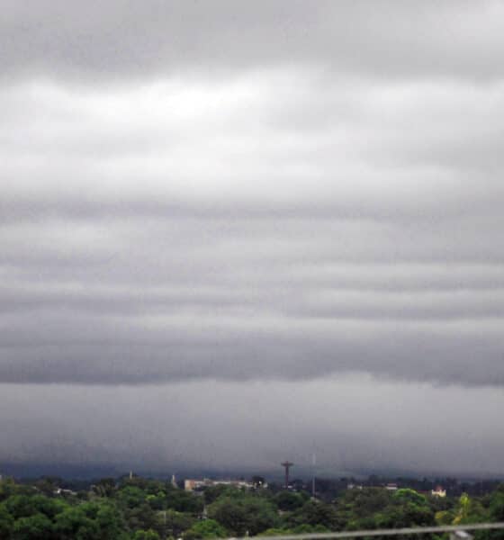 Fotografía del fenómeno meteorológico Oscar este lunes, desde La Habana (Cuba). Óscar continúa debilitándose a su paso por el Alto Oriente cubano, ahora como tormenta tropical, intensificando sus lluvias en la parte norte de la provincia de Guantánamo, Cuba. EFE/ Lorenzo Crespo Silveira