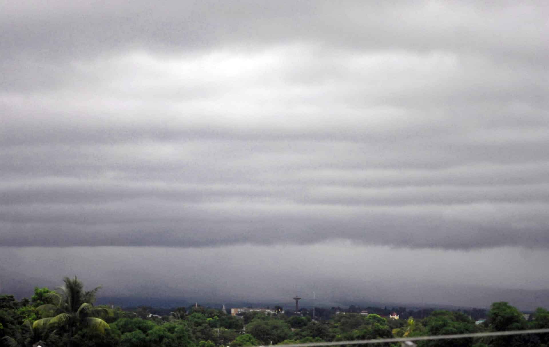 Fotografía del fenómeno meteorológico Oscar este lunes, desde La Habana (Cuba). Óscar continúa debilitándose a su paso por el Alto Oriente cubano, ahora como tormenta tropical, intensificando sus lluvias en la parte norte de la provincia de Guantánamo, Cuba. EFE/ Lorenzo Crespo Silveira