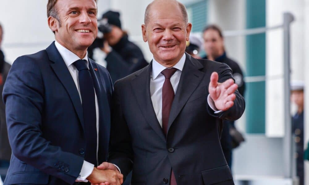 El presidente francés, Emmanuel Macron (I), junto al canciller alemán, Olaf Scholz, este miércoles en Berlín. EFE/EPA/HANNIBAL HANSCHKE