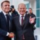 El presidente francés, Emmanuel Macron (I), junto al canciller alemán, Olaf Scholz, este miércoles en Berlín. EFE/EPA/HANNIBAL HANSCHKE