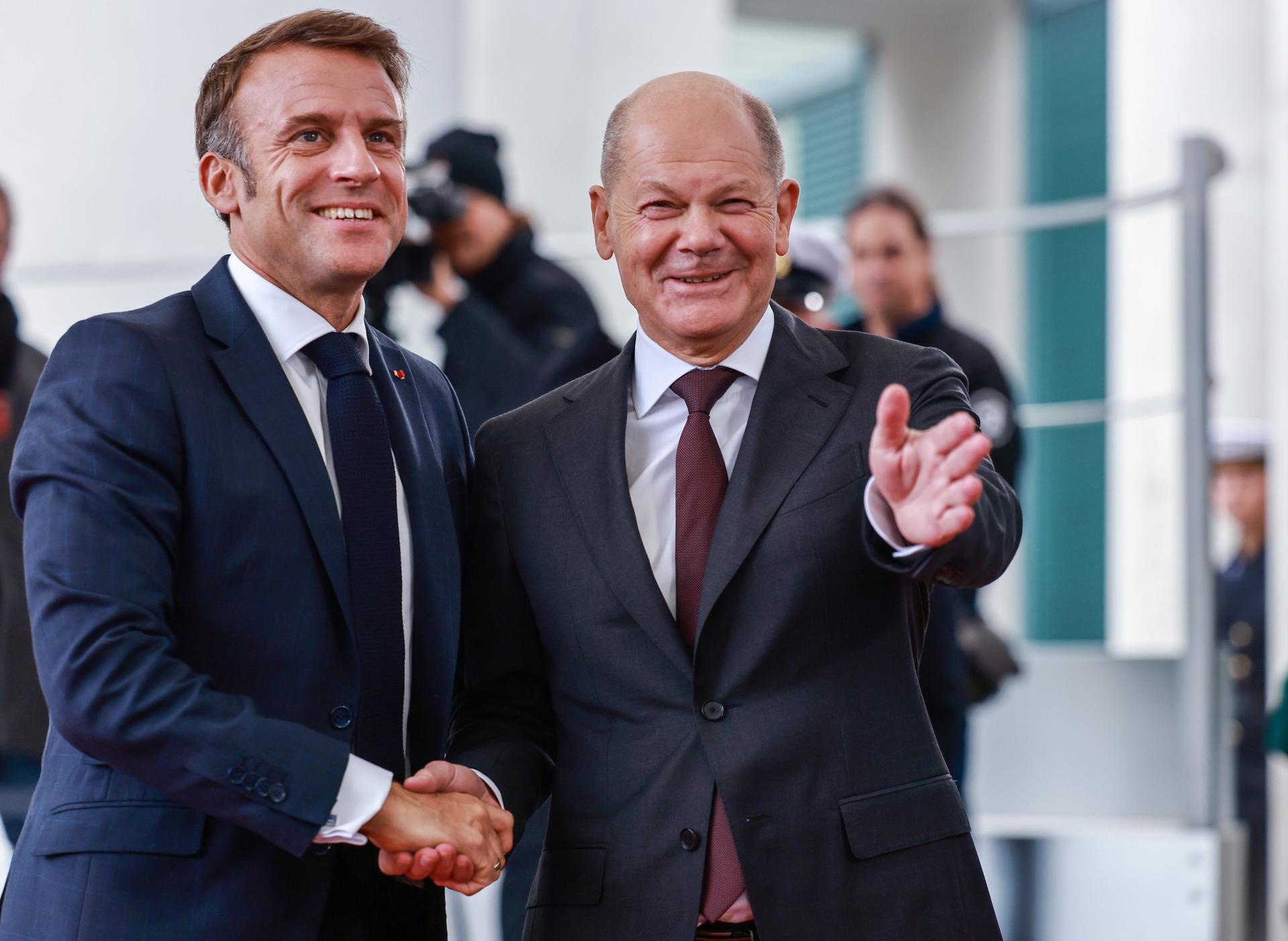 El presidente francés, Emmanuel Macron (I), junto al canciller alemán, Olaf Scholz, este miércoles en Berlín. EFE/EPA/HANNIBAL HANSCHKE