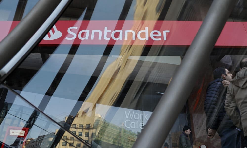 Imagen de archivo del logo del Banco Santander en una sucursal. EFE/Luis Tejido