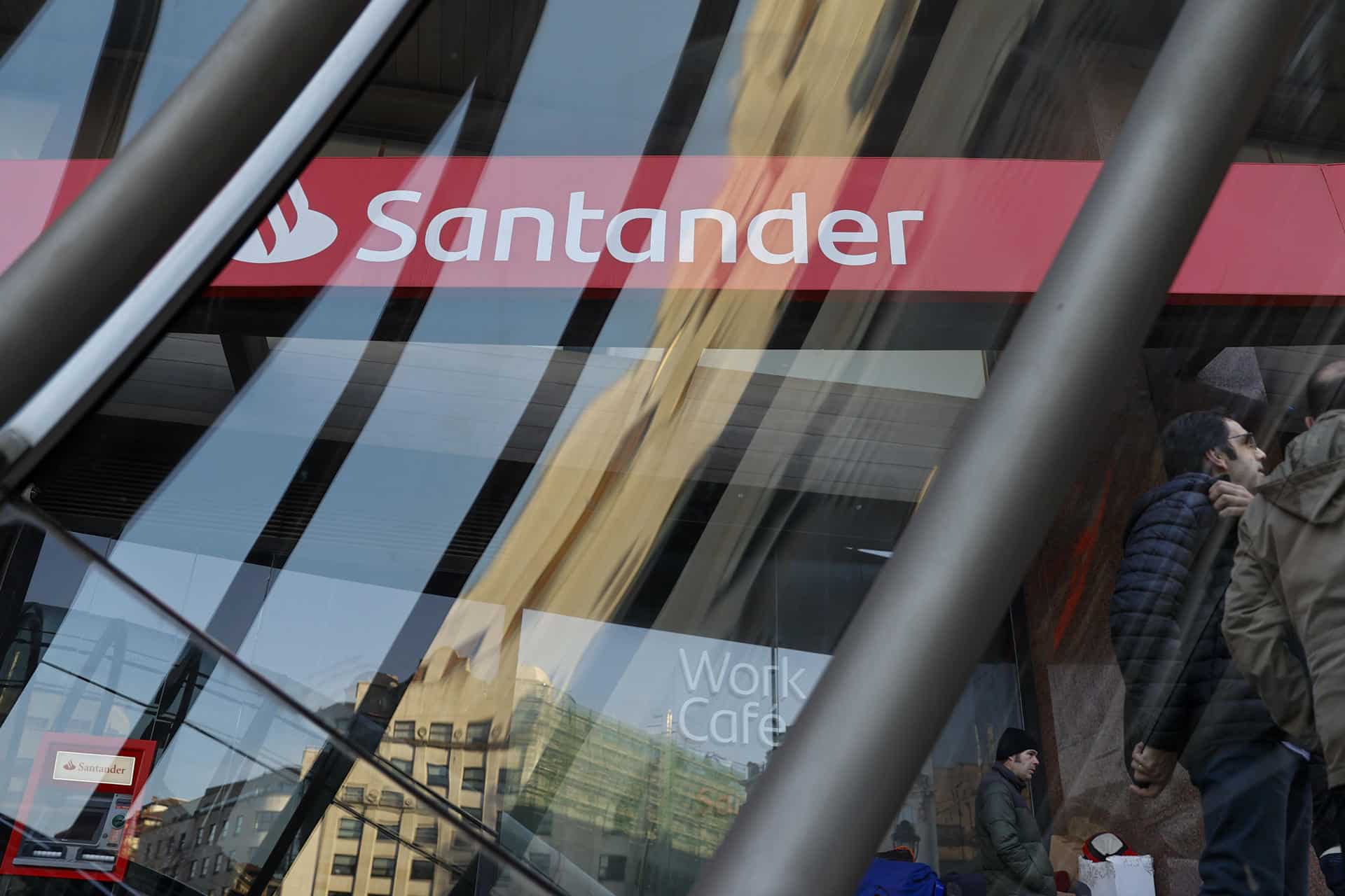 Imagen de archivo del logo del Banco Santander en una sucursal. EFE/Luis Tejido