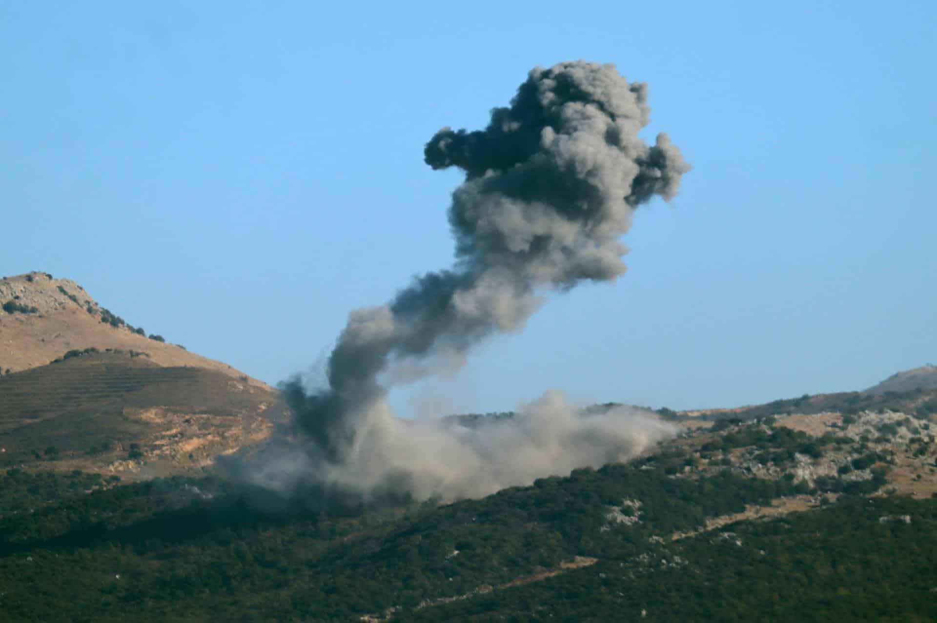 El humo se eleva tras los ataques aéreos israelíes en las alturas de Rayhan, a lo largo de la frontera entre Líbano e Israel, en el sur del Líbano, el 21 de octubre de 2024. Según el Ministerio de Salud libanés, más de 2.460 personas han muerto y más de 11.500 han resultado heridas en el Líbano desde el inicio de las recientes escaladas de hostilidades. (Líbano) EFE/EPA/STR