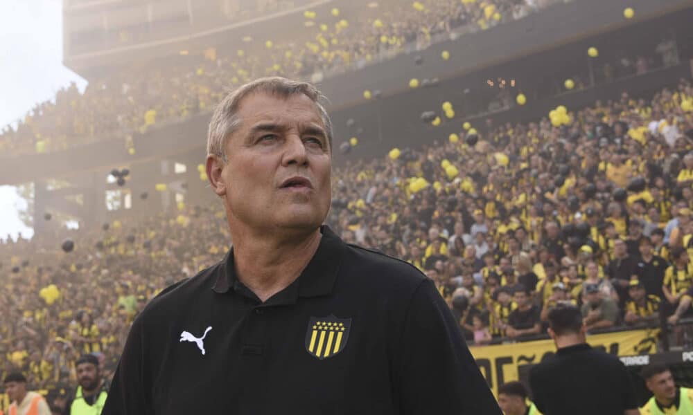 Fotografía de archivo del entrenador de Peñarol, Diego Aguirre, en el estadio Campeón del Siglo en Montevideo (Uruguay). EFE/ Sofía Torres