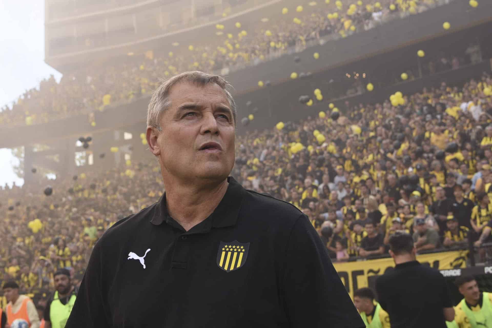 Fotografía de archivo del entrenador de Peñarol, Diego Aguirre, en el estadio Campeón del Siglo en Montevideo (Uruguay). EFE/ Sofía Torres