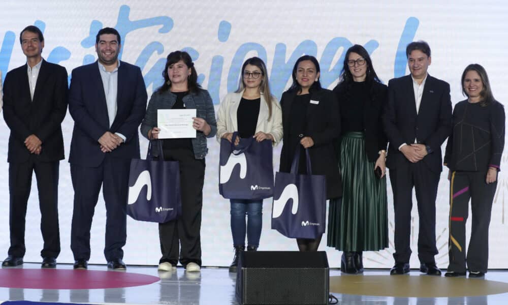 Olga Bocarejo (3i), líder del proyecto Banca Alimentaria Integral Rural; Ginna Jiménez (c), del proyecto Negocio en Marcha, y Lili Rozo (4d), líder del proyecto Dakota Lab, posan durante el segundo Encuentro por la Inclusión Digital en Bogotá (Colombia). EFE/ Carlos Ortega