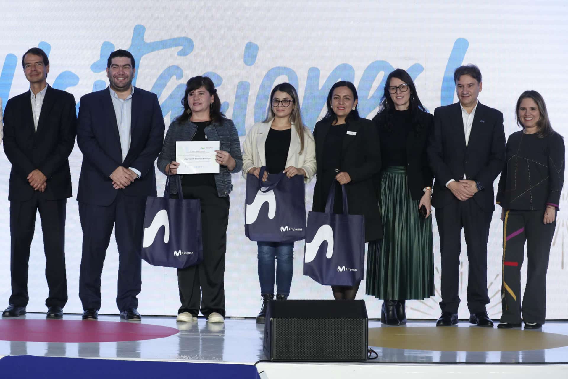 Olga Bocarejo (3i), líder del proyecto Banca Alimentaria Integral Rural; Ginna Jiménez (c), del proyecto Negocio en Marcha, y Lili Rozo (4d), líder del proyecto Dakota Lab, posan durante el segundo Encuentro por la Inclusión Digital en Bogotá (Colombia). EFE/ Carlos Ortega