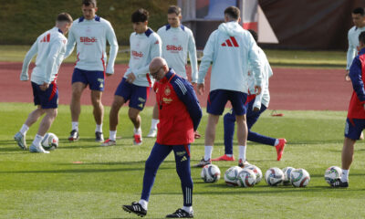 El entrenador de la selección española de fútbol, Luis de la Fuente, durante el entrenamiento en la Ciudad Deportiva de las Rozas para preparar los partidos de la Liga de Naciones que el conjunto disputará frente a Dinamarca en Murcia y ante Serbia en Córdoba. EFE/ Juan Carlos Hidalgo