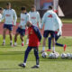 El entrenador de la selección española de fútbol, Luis de la Fuente, durante el entrenamiento en la Ciudad Deportiva de las Rozas para preparar los partidos de la Liga de Naciones que el conjunto disputará frente a Dinamarca en Murcia y ante Serbia en Córdoba. EFE/ Juan Carlos Hidalgo