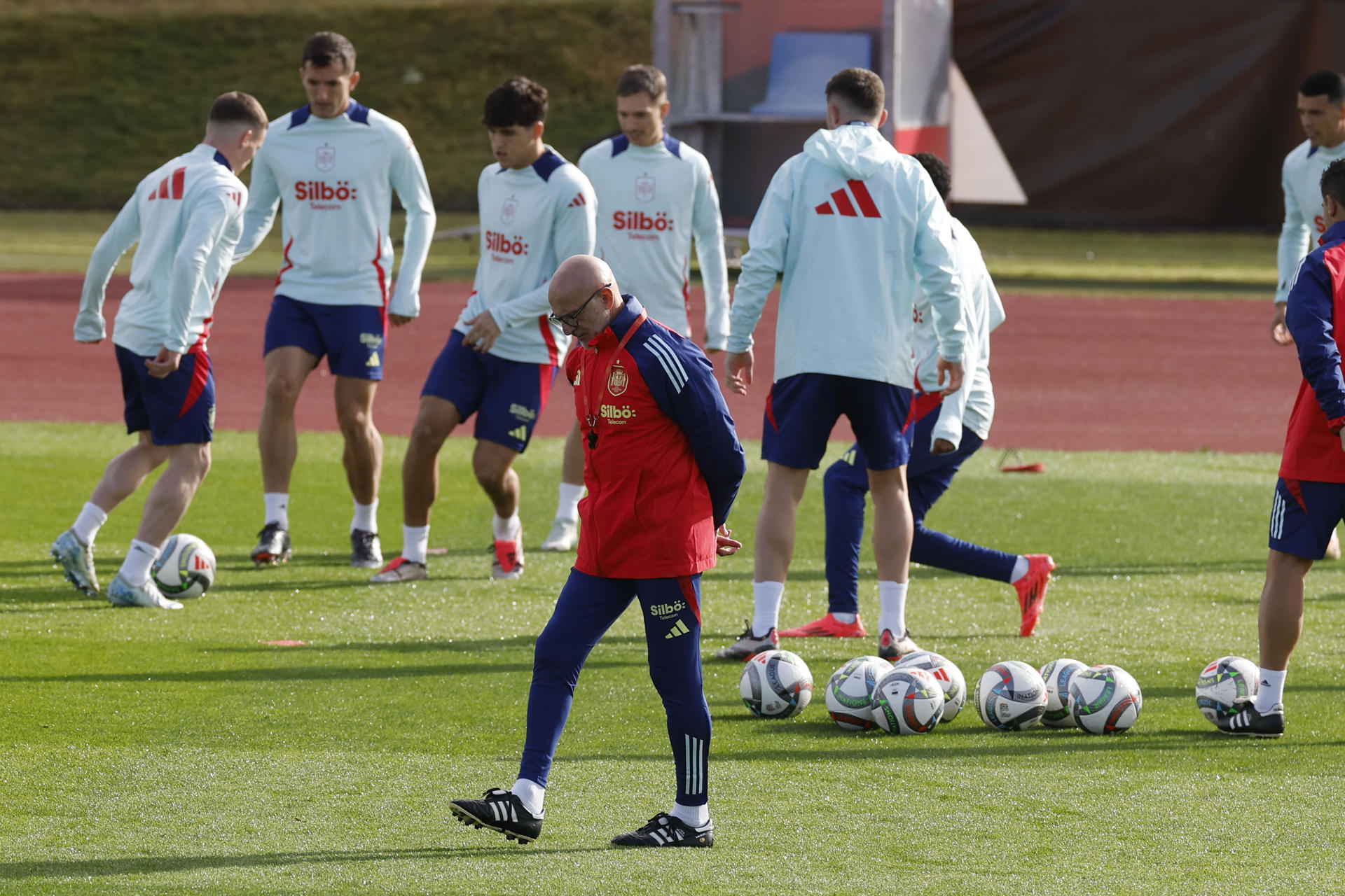 El entrenador de la selección española de fútbol, Luis de la Fuente, durante el entrenamiento en la Ciudad Deportiva de las Rozas para preparar los partidos de la Liga de Naciones que el conjunto disputará frente a Dinamarca en Murcia y ante Serbia en Córdoba. EFE/ Juan Carlos Hidalgo