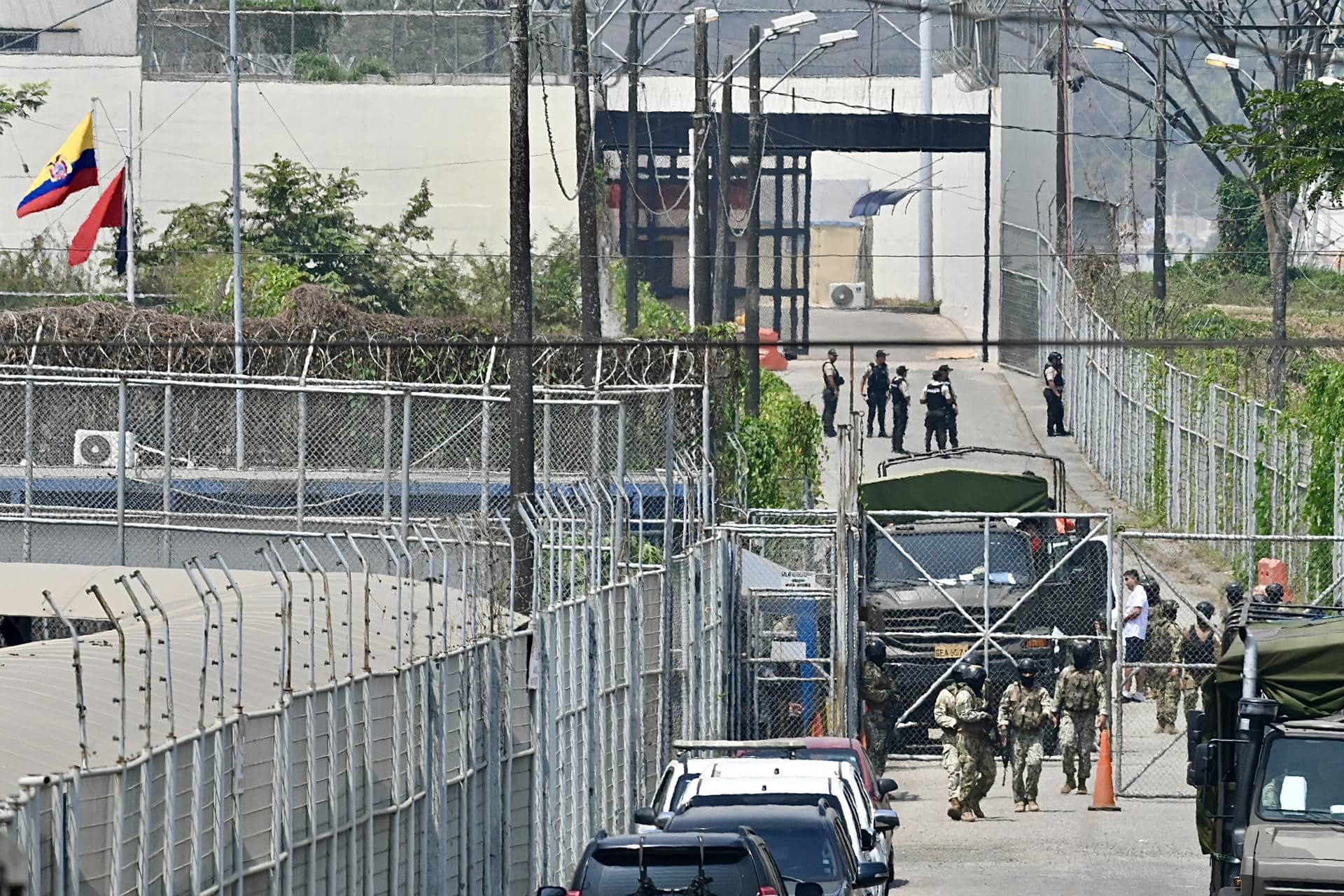 Fotografía de archivo en donde se ven miembros de la Policía Nacional y del Ejército mientras custodian una cárcel en Ecuador. EFE/ Jeremy Rodríguez