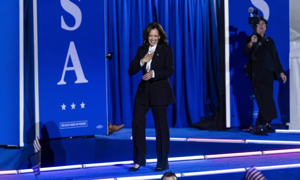 La vicepresidenta estadounidense y actual candidata presidencial demócrata, Kamala Harris, llega a su mitin de "argumentos finales" en Washington, EE.UU., el 29 de octubre de 2024. EFE/EPA/JIM LO SCALZO