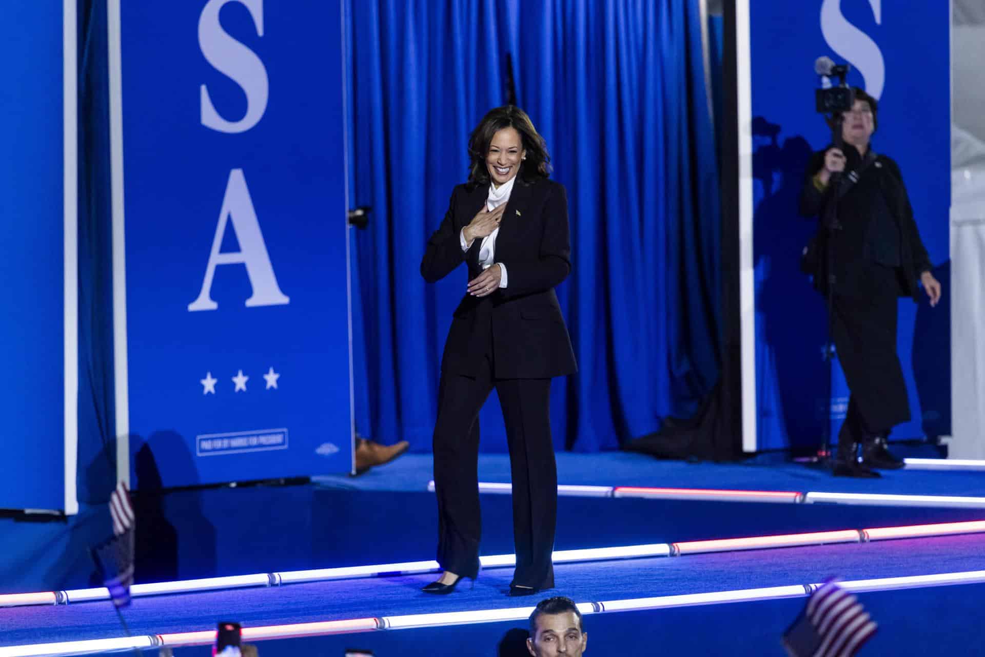 La vicepresidenta estadounidense y actual candidata presidencial demócrata, Kamala Harris, llega a su mitin de "argumentos finales" en Washington, EE.UU., el 29 de octubre de 2024. EFE/EPA/JIM LO SCALZO