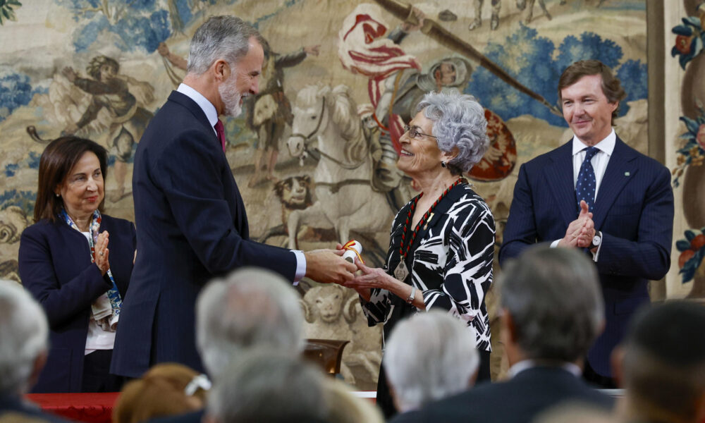 El rey Felipe VI entrega el Premio de Historia Órdenes Españolas a la hispanista estadounidense Carla Rahn Phillips este viernes en Madrid. EFE/JJ Guillén