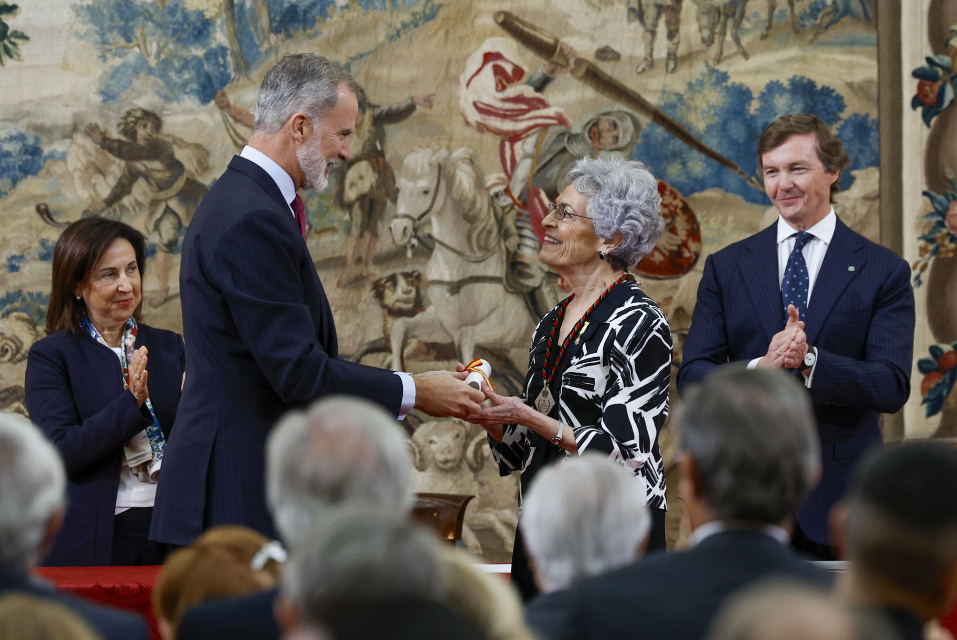 El rey Felipe VI entrega el Premio de Historia Órdenes Españolas a la hispanista estadounidense Carla Rahn Phillips este viernes en Madrid. EFE/JJ Guillén