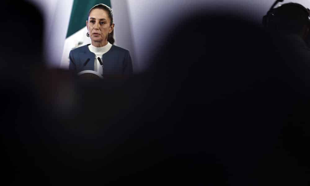 La presidenta de México, Claudia Sheinbaum, habla en conferencia de prensa este jueves, en Palacio Nacional de la Ciudad de México (México). EFE/Sáshenka Gutiérrez