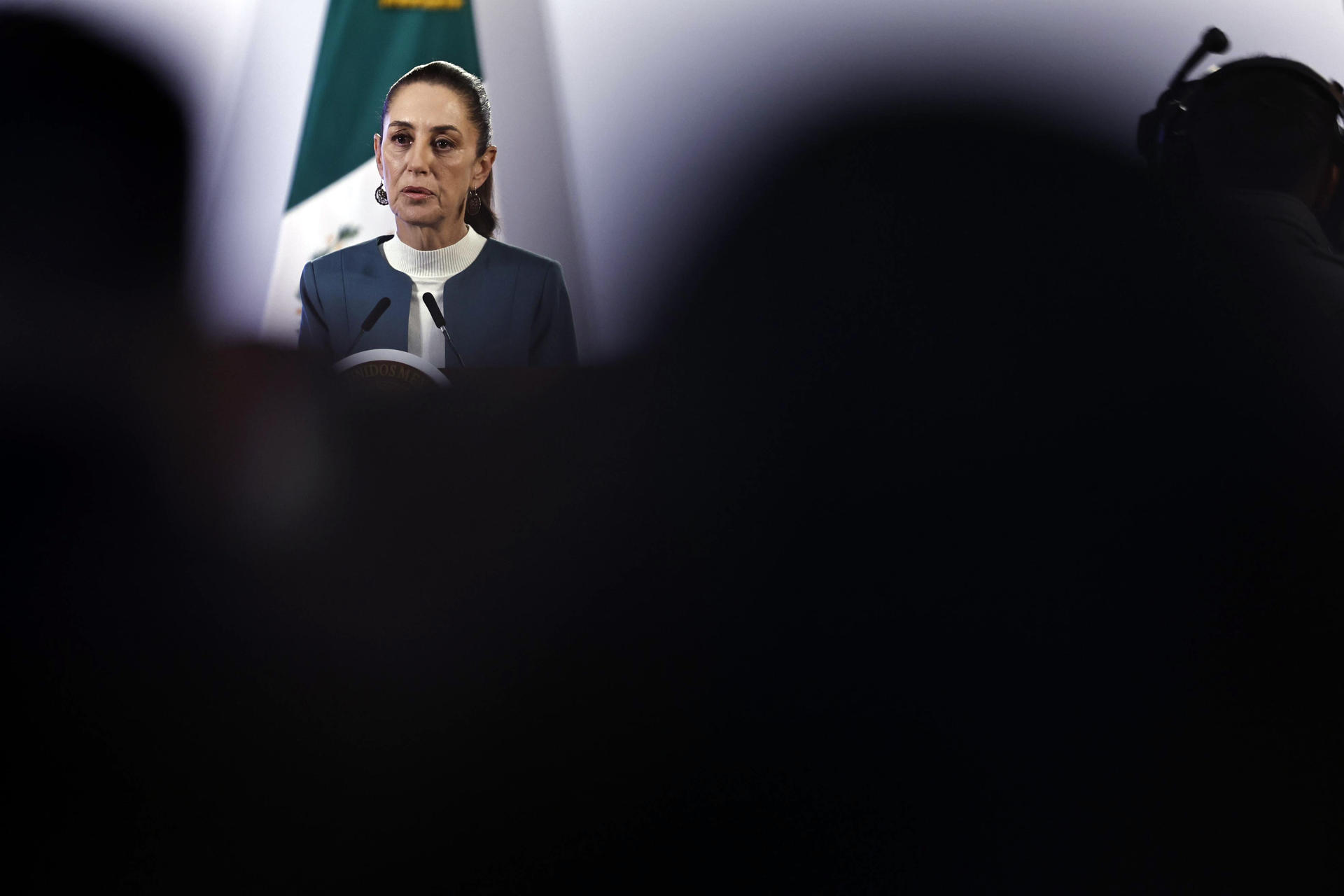 La presidenta de México, Claudia Sheinbaum, habla en conferencia de prensa este jueves, en Palacio Nacional de la Ciudad de México (México). EFE/Sáshenka Gutiérrez