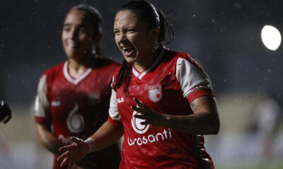 María Camila Reyes (d) de Santa Fe celebra su gol ante Ferroviária. EFE/Juan Pablo Pino