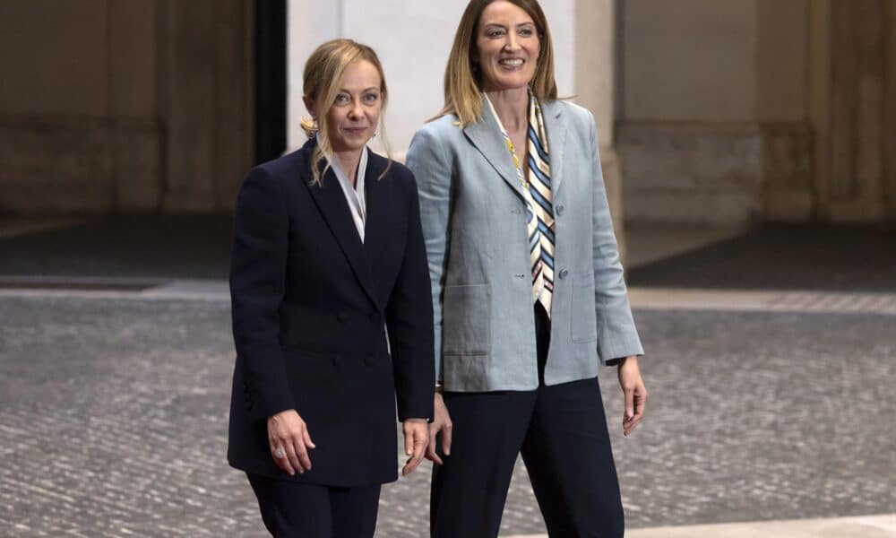 La primera ministra italiana, Giorgia Meloni (izq.), con la presidenta del Parlamento Europeo, Roberta Metsola (der.), durante su reunión en el Palacio Chigi en Roma, Italia, el 24 de octubre de 2024. (Italia, Roma) EFE/EPA/MASSIMO PERCOSSI