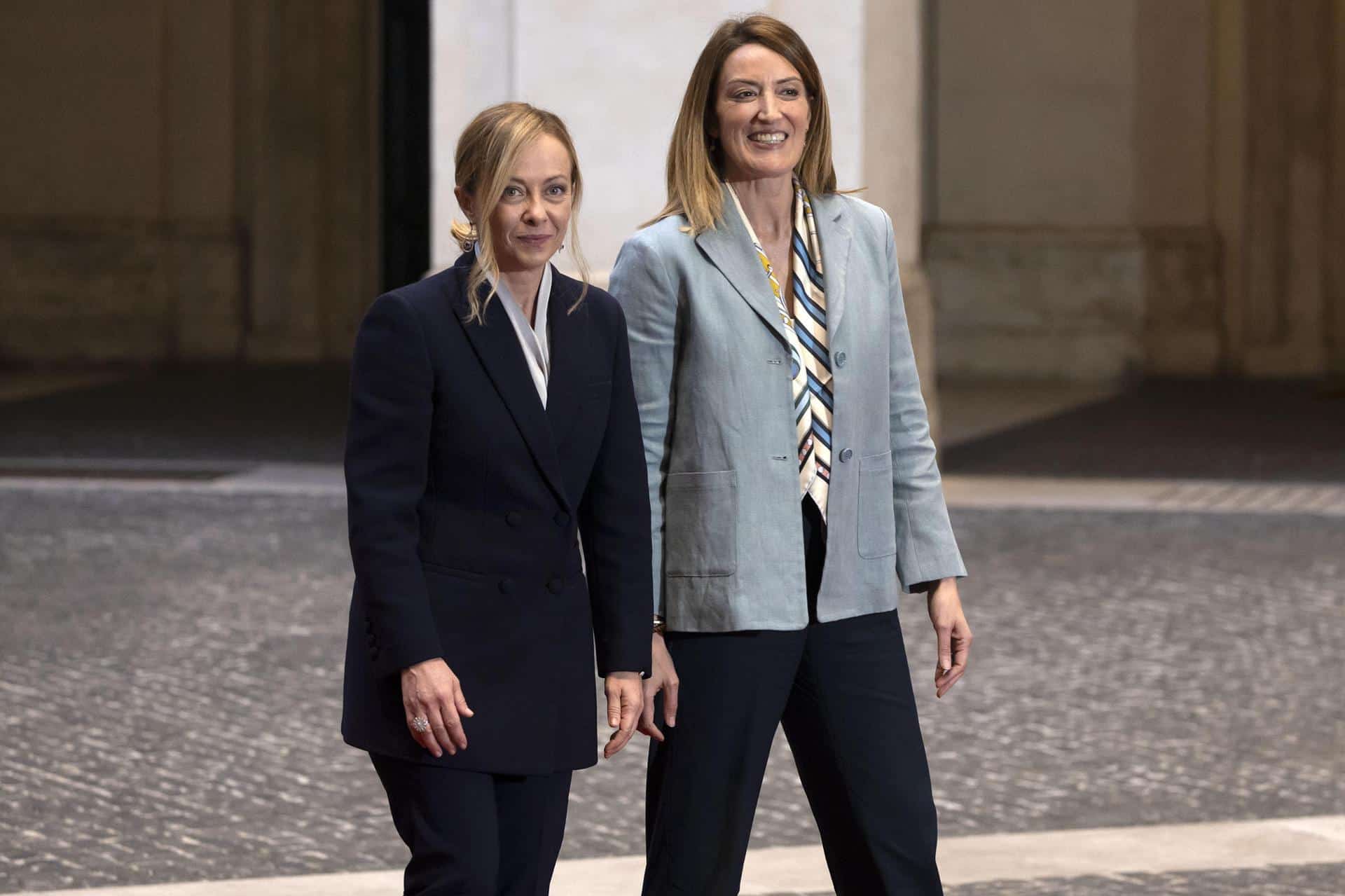 La primera ministra italiana, Giorgia Meloni (izq.), con la presidenta del Parlamento Europeo, Roberta Metsola (der.), durante su reunión en el Palacio Chigi en Roma, Italia, el 24 de octubre de 2024. (Italia, Roma) EFE/EPA/MASSIMO PERCOSSI