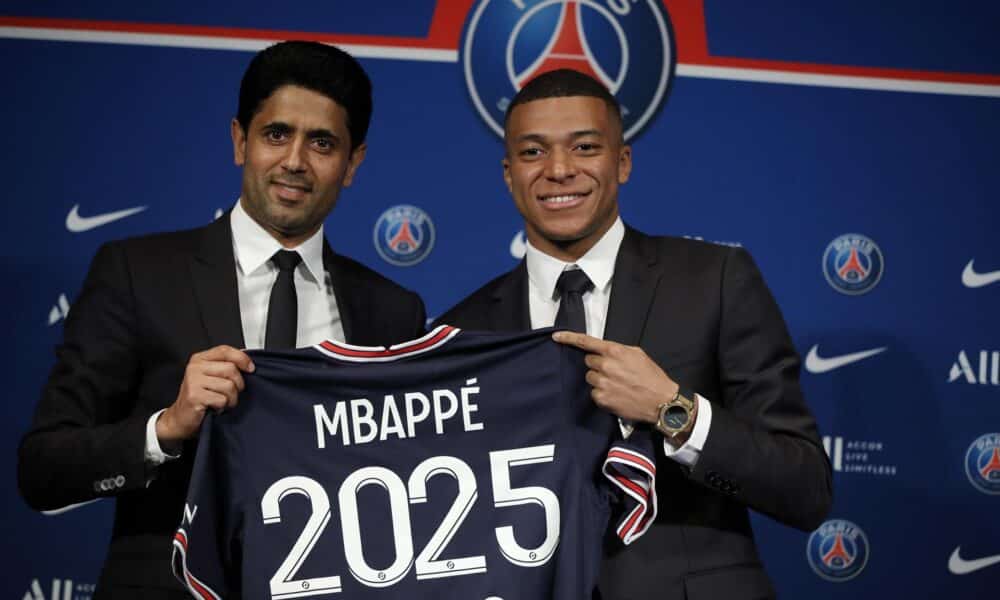 Paris (France), 23/05/2022.- El presidente del Paris Saint-Germain, Nasser Al-Khelaifi, junto a Mbappe durante una rueda de prensa el 23/05/2022. EFE/EPA/Christophe Petit Tesson